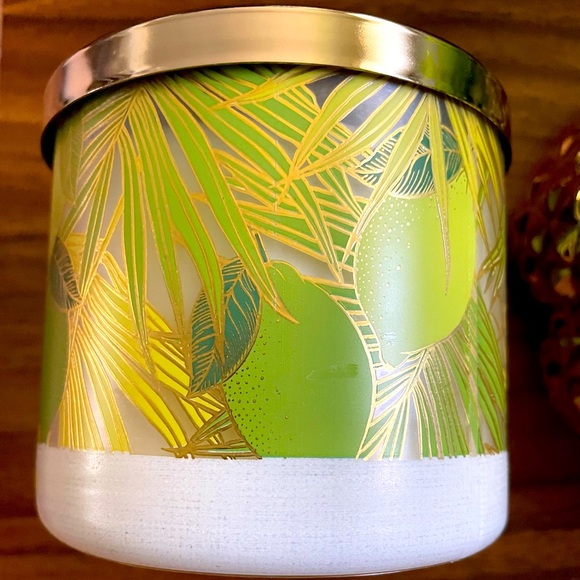 Gorgeous Bath & Body Works Candle and Pinapple Holder, NWT! - Picture 4 of 13